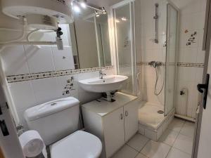 Kúpeľňa v ubytovaní Studio avec Terrasse, Parking Privé et Accès Direct à la Plage - FR-1-465-86