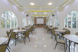 A restaurant or other place to eat at RedDoorz Syariah @ Klojen Malang