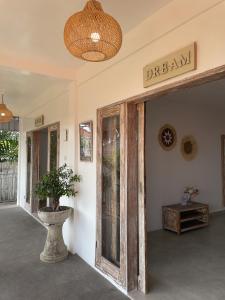 una entrada a un edificio con una planta en un jarrón en Villa Piece Of Peace private 3BR with large pool and garden, en Canggu
