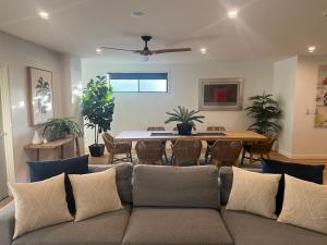 uma sala de estar com um sofá e uma mesa em Plantation Hotel Coffs Harbour em Coffs Harbour