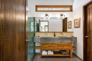un bagno con lavandino e specchio di The Nomadic Hotel a Nosara