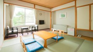 salon ze stołem i jadalnią w obiekcie Kyukamura Rikuchu-Miyako w mieście Miyako