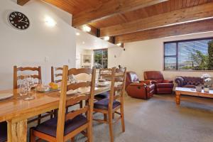 ein Esszimmer mit einem Tisch und ein Wohnzimmer in der Unterkunft Welcome Home - Hanmer Springs Holiday Home in Hanmer Springs
