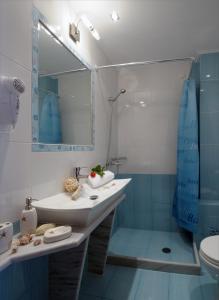 une salle de bain avec un lavabo, une douche et des toilettes dans l'établissement Anatoli, à Agía Pelagía