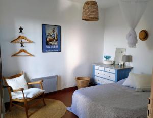 Ένα ή περισσότερα κρεβάτια σε δωμάτιο στο Maison provençale en pierre naturelle à Gigondas