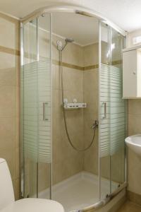 eine Dusche mit Glastür im Bad in der Unterkunft PEARL STUDIO free private parking in Thessaloniki