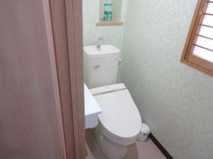 ein Badezimmer mit einem weißen WC und einem Waschbecken in der Unterkunft Imazato Ryokan - Vacation STAY 02538v in Osaka