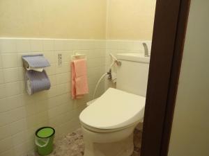 ein Badezimmer mit einem weißen WC und Handtüchern in der Unterkunft Imazato Ryokan - Vacation STAY 02538v in Osaka + 4 Fotos