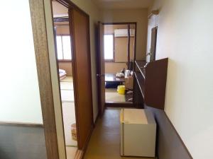 einen Flur mit Tür zu einem Zimmer in der Unterkunft Imazato Ryokan - Vacation STAY 02545v in Osaka