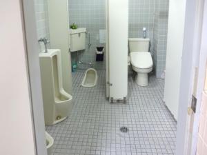 uma casa de banho com um WC, um urinol e um lavatório em Imazato Ryokan - Vacation STAY 02551v em Osaka