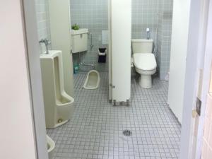 ein Badezimmer mit Toilette, Urinal und Waschbecken in der Unterkunft Imazato Ryokan - Vacation STAY 02551v in Osaka