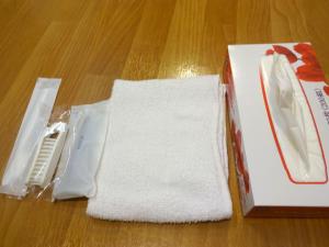 eine Schachtel Gewebe und eine Fernbedienung auf dem Tisch in der Unterkunft Imazato Ryokan - Vacation STAY 02551v in Osaka + 1 Foto