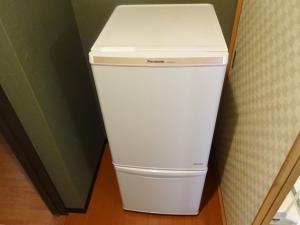 um frigorífico branco com uma tampa branca num quarto em Imazato Ryokan - Vacation STAY 02551v em Osaka