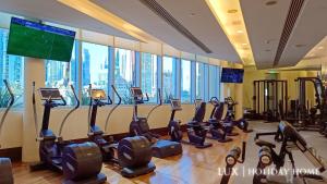 Fitness centrum a/nebo fitness zařízení v ubytování LUX The EMAAR Fashion Avenue Suite