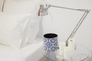 ein Glastisch mit einer Lampe und Kerzen darauf in der Unterkunft Your Lisbon Home Bairro Alto in Lissabon + 19 Fotos