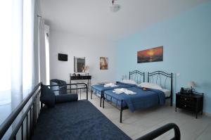 une chambre avec deux lits et un balcon dans l'établissement Anatoli, à Agía Pelagía