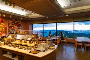 un restaurant avec vue sur les montagnes dans l'établissement Kyukamura Sanuki-Goshikidai, à Sakaide