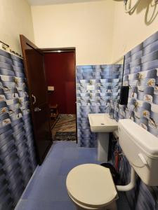 La salle de bains est pourvue de toilettes et d'un lavabo. dans l'établissement The Hidden Tribe, à Bir