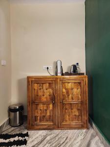 un armario de madera en la esquina de una habitación en The Hidden Tribe en Bīr