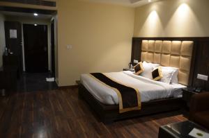 a bedroom with a large bed in a room at Tulip Tree Hotel in Katra