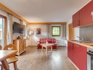Kuchyňa alebo kuchynka v ubytovaní Holiday flat with wellness area at the Fügenerhof