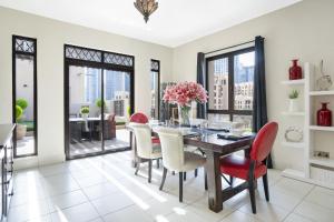 una sala da pranzo con tavolo e sedie di Zaafaran Tower 2 - 2BR Apartment - Allsopp&Allsopp a Dubai
