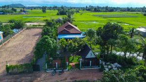 una vista aerea di una casa in un campo di The Green Home a Siem Reap
