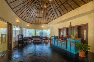 a lobby with a salon with chairs and a mirror at Sterling Padam Pench in Khawāsa