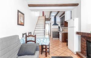 Il comprend un salon avec un canapé et une cuisine. dans l'établissement Nice Apartment In Grazalema With Kitchen, à Grazalema