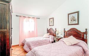 - une chambre avec 2 lits et une fenêtre dans l'établissement Nice Apartment In Grazalema With Kitchen, à Grazalema