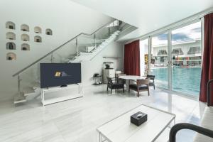 Bazén v ubytování The Gems Mining Pool Villas Pattaya nebo v jeho okolí