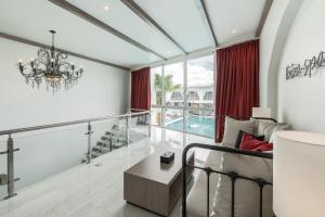 Bazén v ubytování The Gems Mining Pool Villas Pattaya nebo v jeho okolí