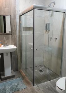 a glass shower in a bathroom with a sink at Habitaciones amuebladas Veracruz Logos in Veracruz
