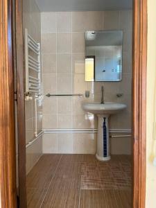 ein Bad mit einem Waschbecken und einem Spiegel in der Unterkunft SHARDEN in Lori Berd