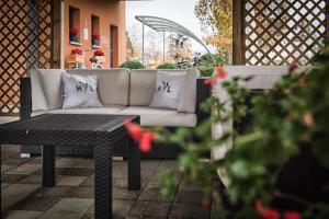ein Sofa und einen Tisch auf einer Terrasse in der Unterkunft Hotel Residence Loren - contact & contactless check-in in Uster