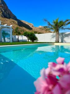 Bazén v ubytovaní Golden Holiday 2 Ville con piscine indipendenti e separate alebo v jeho blízkosti