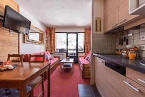 Кухня или кухненски бокс в Stylish modern apartment for 4 by Avoriaz Chalets