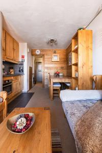 - une chambre avec un lit et une table dans l'établissement Central modern Duplex for 6 by Avoriaz Chalets, à Avoriaz