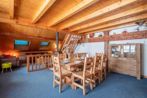 ein Esszimmer mit einem Holztisch und Stühlen in der Unterkunft La Chapelle Aux Pieds Des Pistes in Chamonix-Mont-Blanc