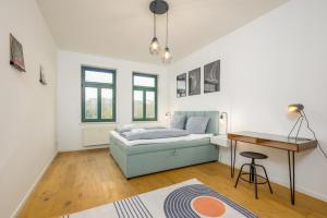 1 dormitorio con cama y escritorio. en Modern Art Apartment, en Leipzig