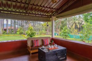 Giardino di StayVista at Firefly By The River with Breakfast