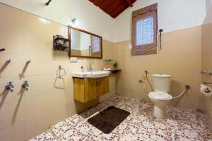 Bagno di StayVista at Firefly By The River with Breakfast