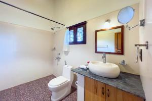 Bagno di StayVista at Firefly By The River with Breakfast