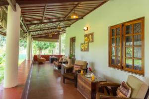 Area soggiorno di StayVista at Firefly By The River with Breakfast