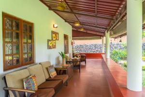 Area soggiorno di StayVista at Firefly By The River with Breakfast