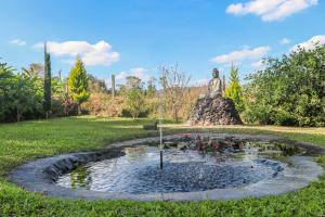 Giardino di StayVista at Firefly By The River with Breakfast