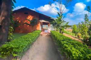 Giardino di StayVista at Firefly By The River with Breakfast
