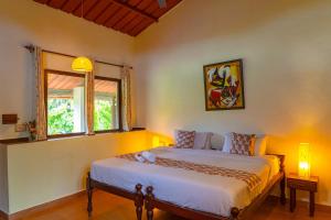 Letto o letti in una camera di StayVista at Firefly By The River with Breakfast