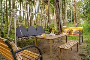 Giardino di StayVista at Firefly By The River with Breakfast