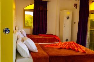 Pokój z 2 łóżkami i oknem w obiekcie Onaty Ka Guest House w mieście Aswan